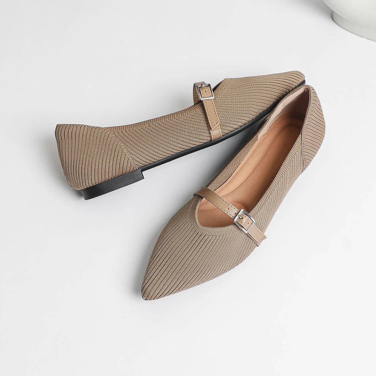 Die Seoul Mary Janes aus spitzem Strick