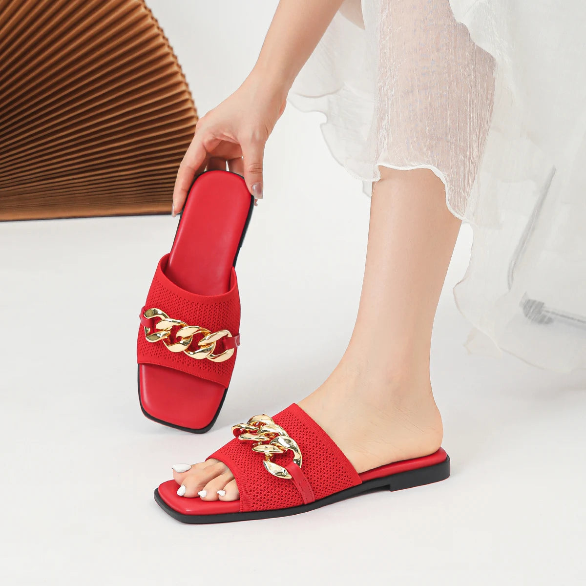 Women's flat slippers with fashionable iron chains comfortable anti slip rubber soles 2024 new model