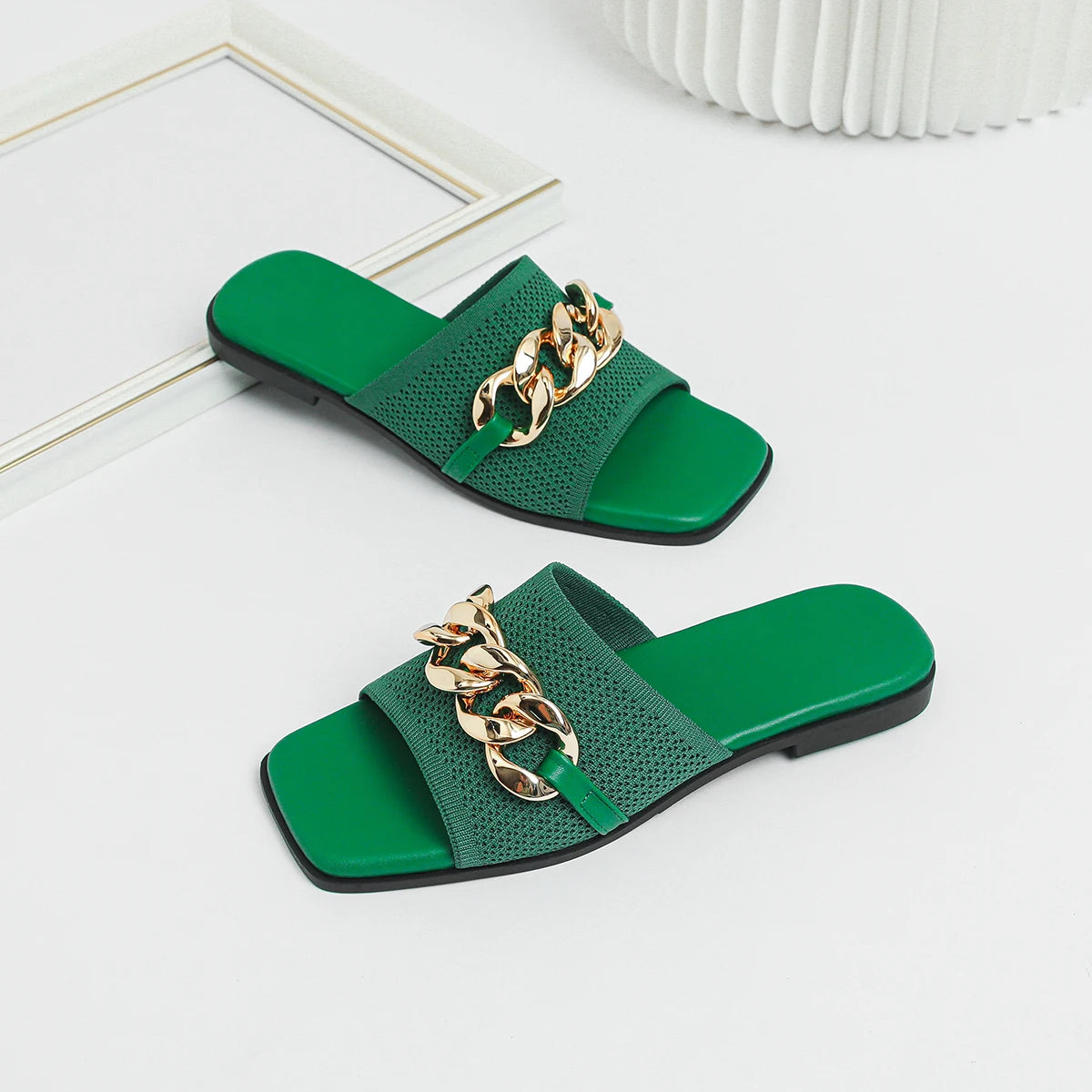Women's flat slippers with fashionable iron chains comfortable anti slip rubber soles 2024 new model