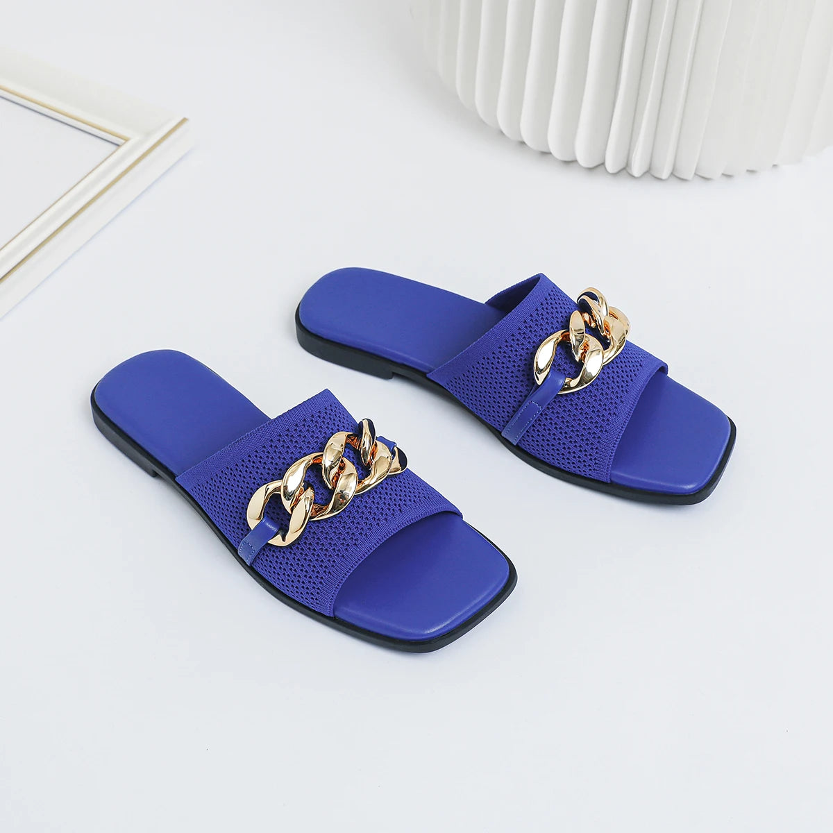 Women's flat slippers with fashionable iron chains comfortable anti slip rubber soles 2024 new model