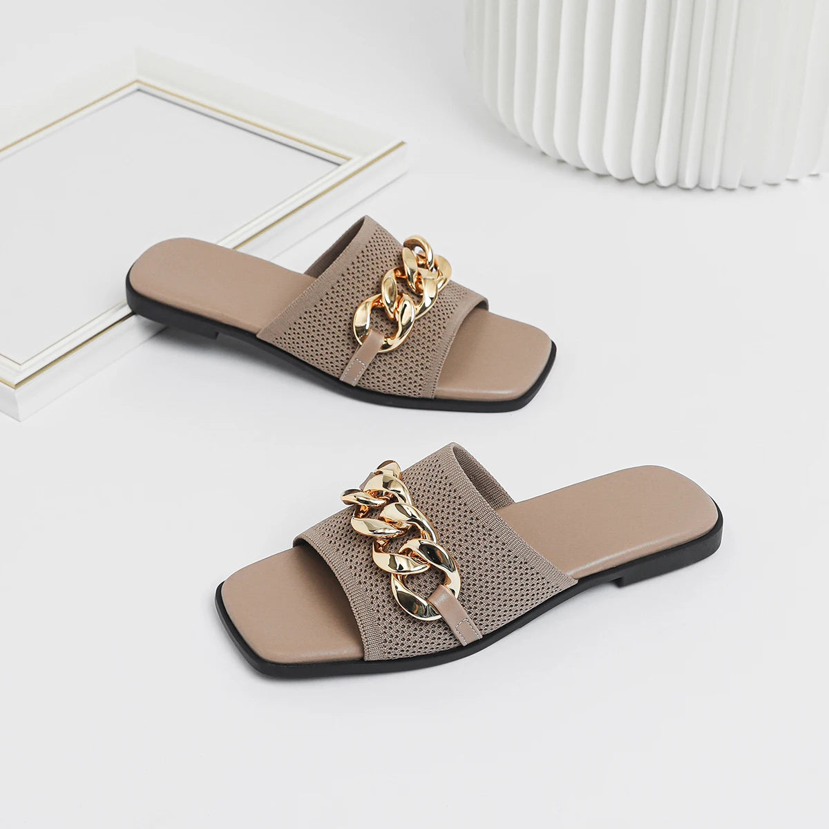 Women's flat slippers with fashionable iron chains comfortable anti slip rubber soles 2024 new model
