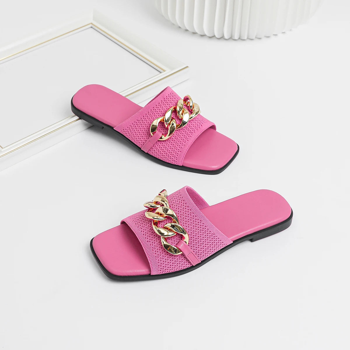 Women's flat slippers with fashionable iron chains comfortable anti slip rubber soles 2024 new model