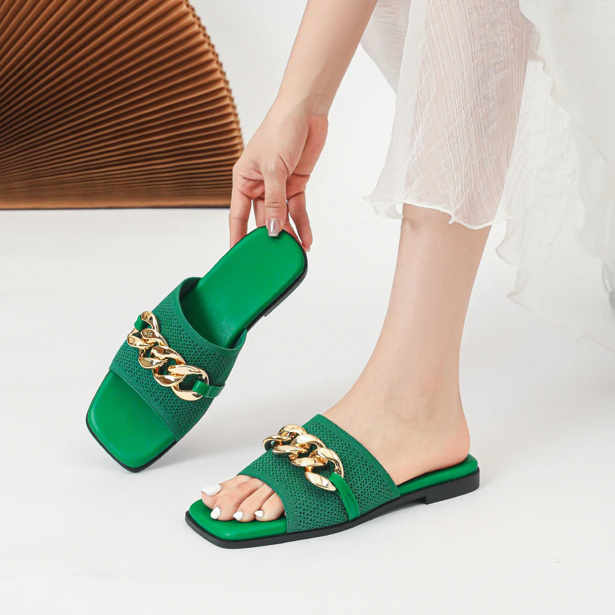 Women's flat slippers with fashionable iron chains comfortable anti slip rubber soles 2024 new model